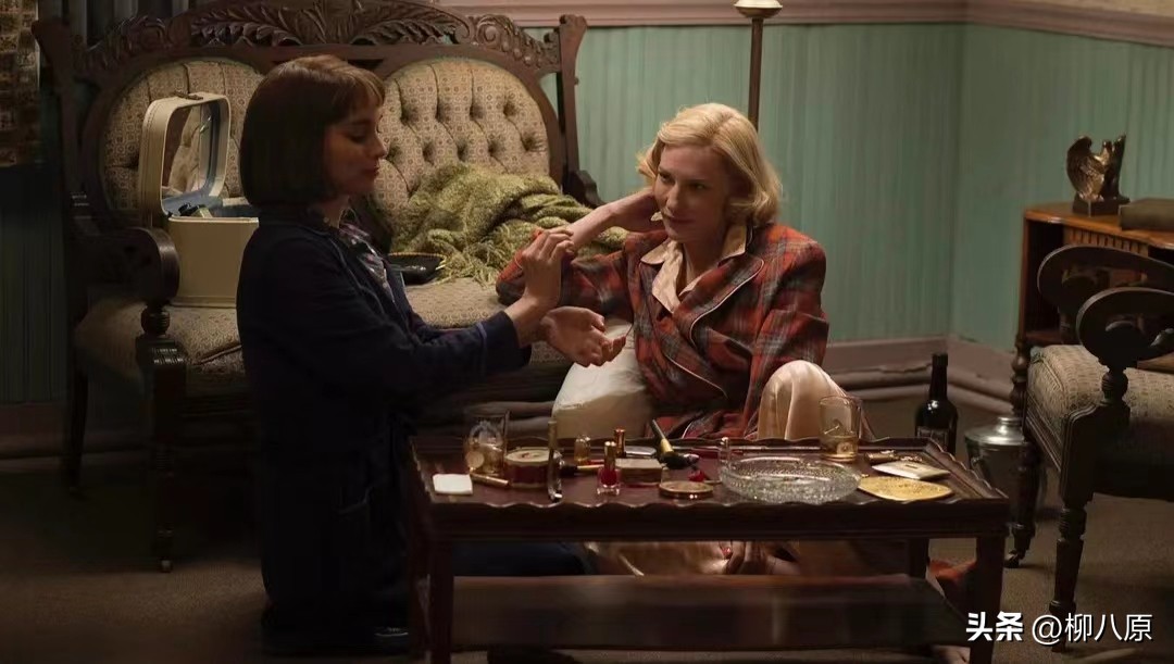 美国影片《卡罗尔》运用了很多的追踪镜头和手持镜头有什么目的？