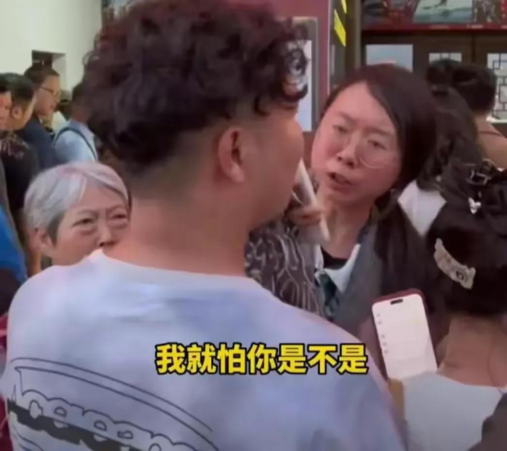 插队母女人品被实锤，不光“插队”还“插足”，果真人品了得！