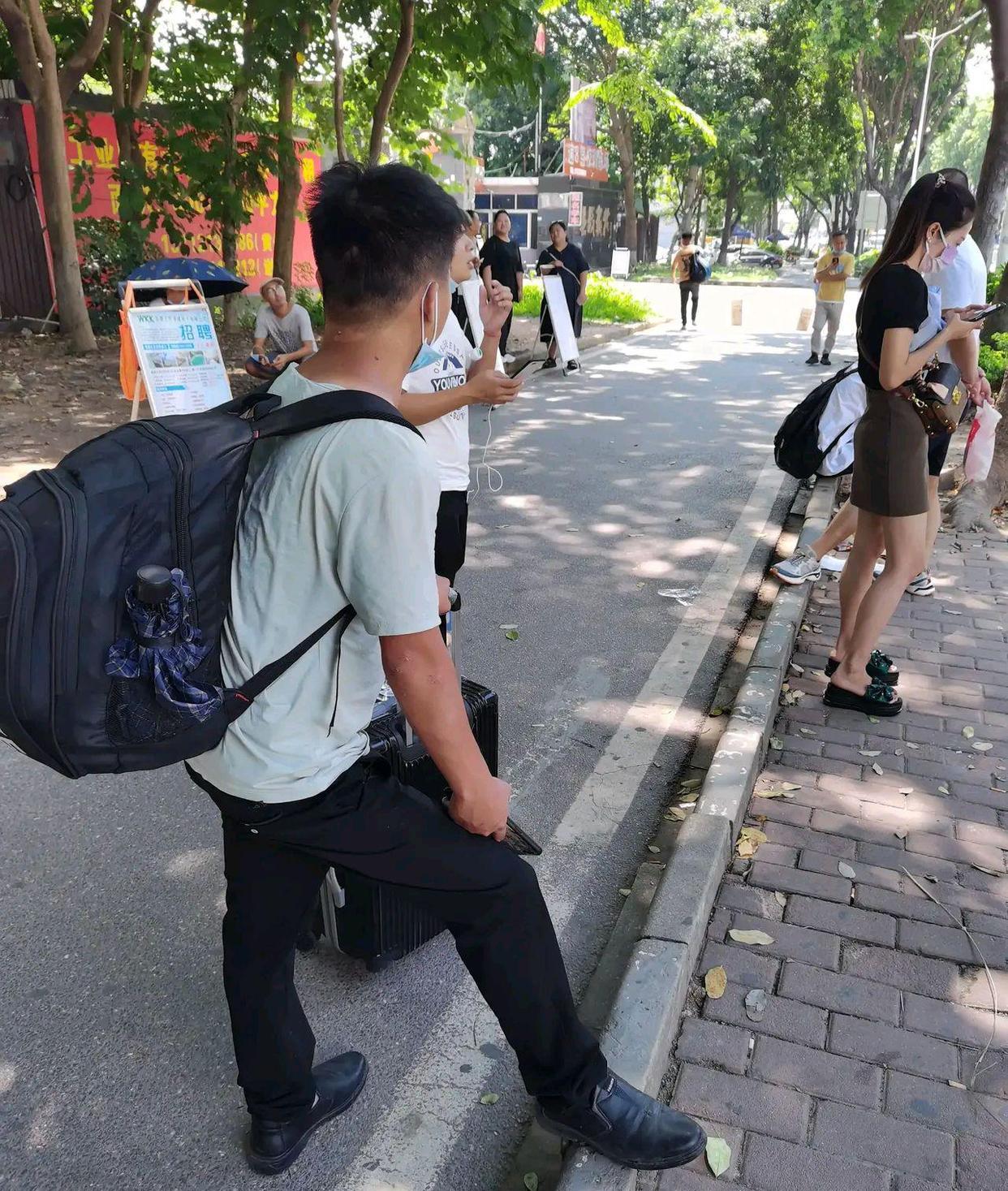 在深圳打拼工作和生活压力很大,在深圳努力拼搏为了生活