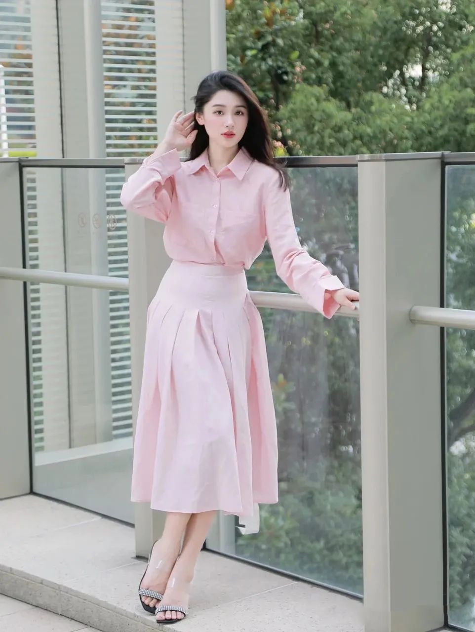 秋季纯棉粉色衬衫的多种穿法,韩版粉色宽松前短后长衬衣穿法