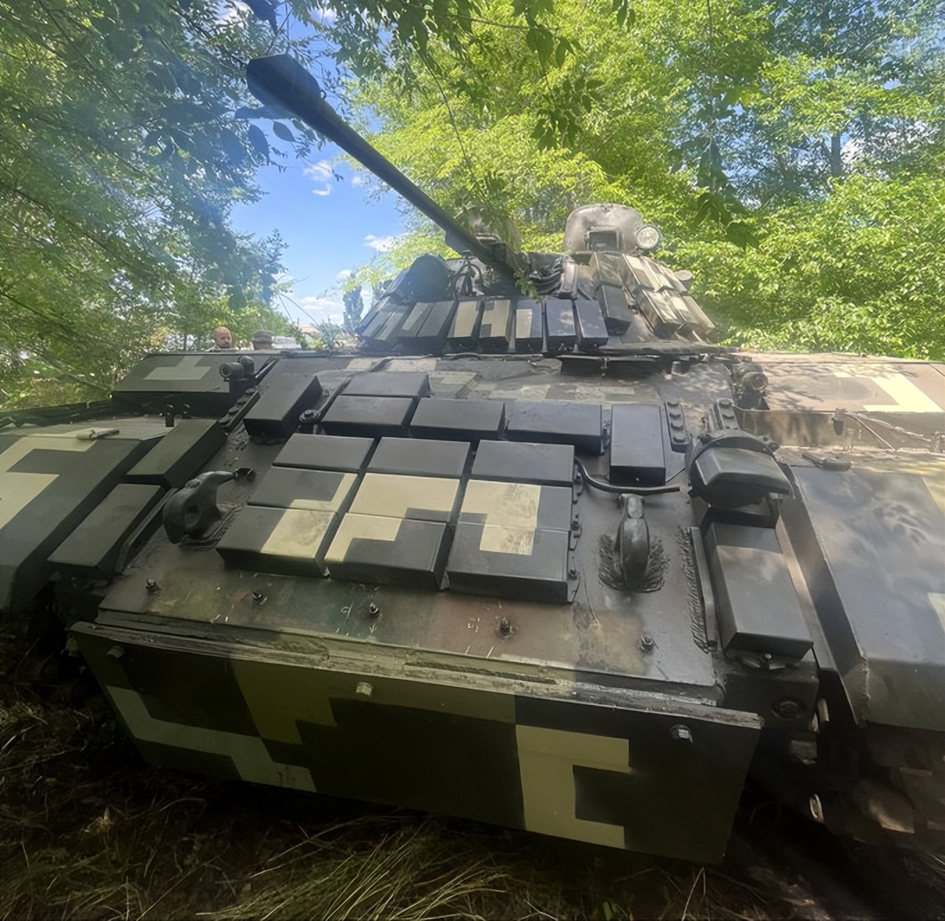 乌军拆解俄罗斯装甲车残骸,乌军清理装甲车残骸