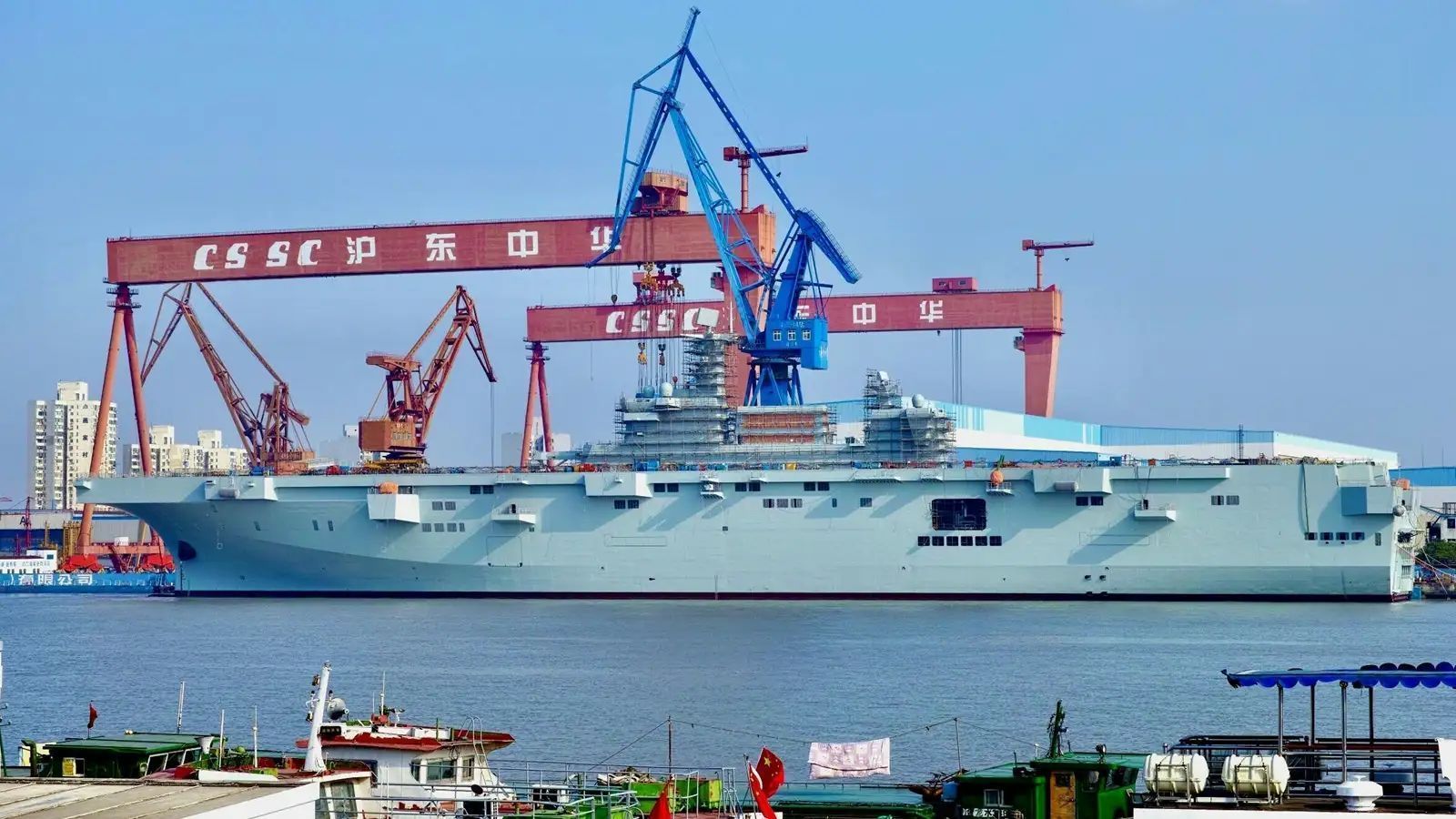 055和美国航母哪个厉害,055和美国航母