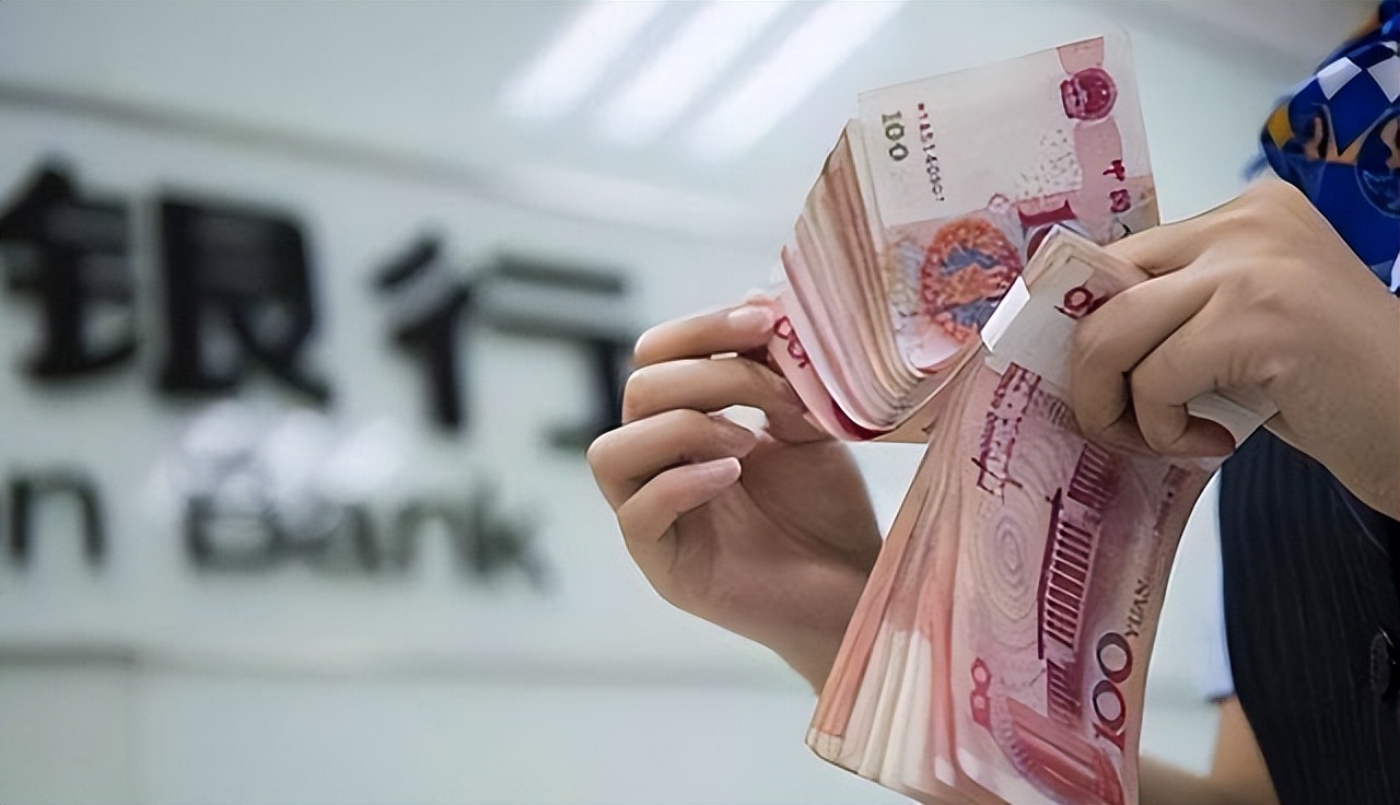 银行下调存款利率该投资什么,银行存款利率下行如何投资