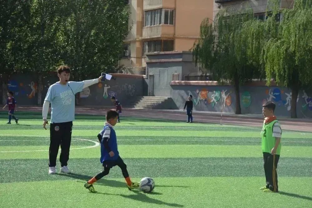 包头市昆区青年路第二小学举行校长杯足球赛启动仪式