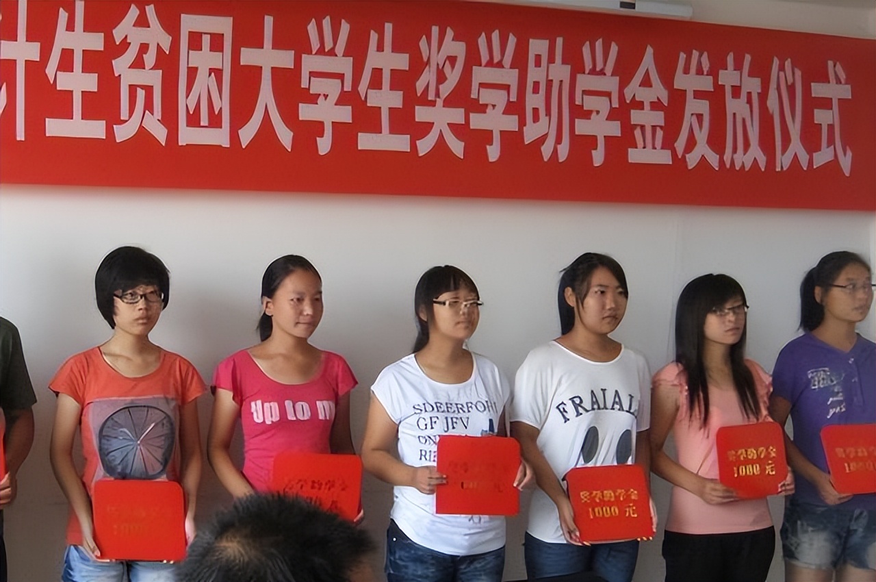 985高校食堂便宜,高校食堂推出平价菜窗口