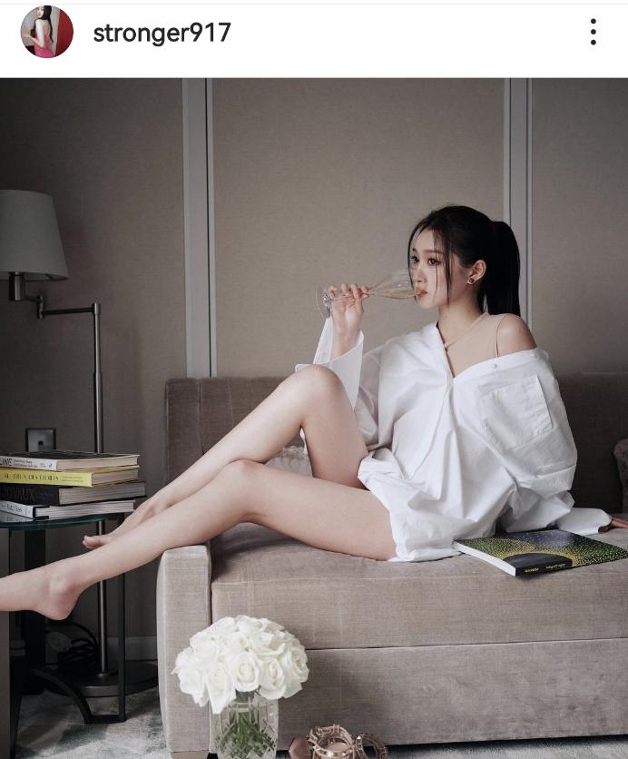 关晓彤穿搭被吐槽10年前,关晓彤白礼服黑内搭走红毯