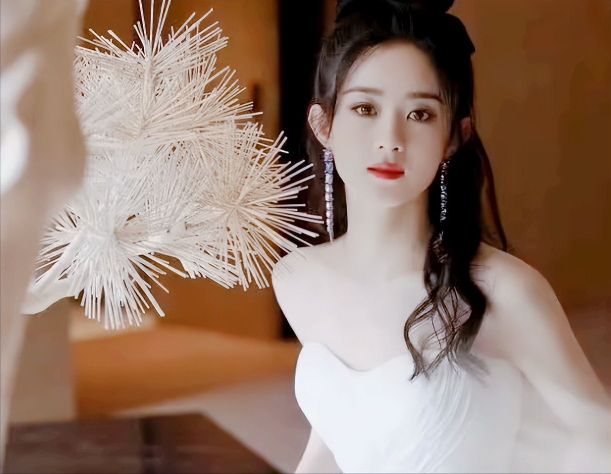 赵丽颖喝水事件恰似管中窥豹，映射多少女性“难以启齿”的秘密