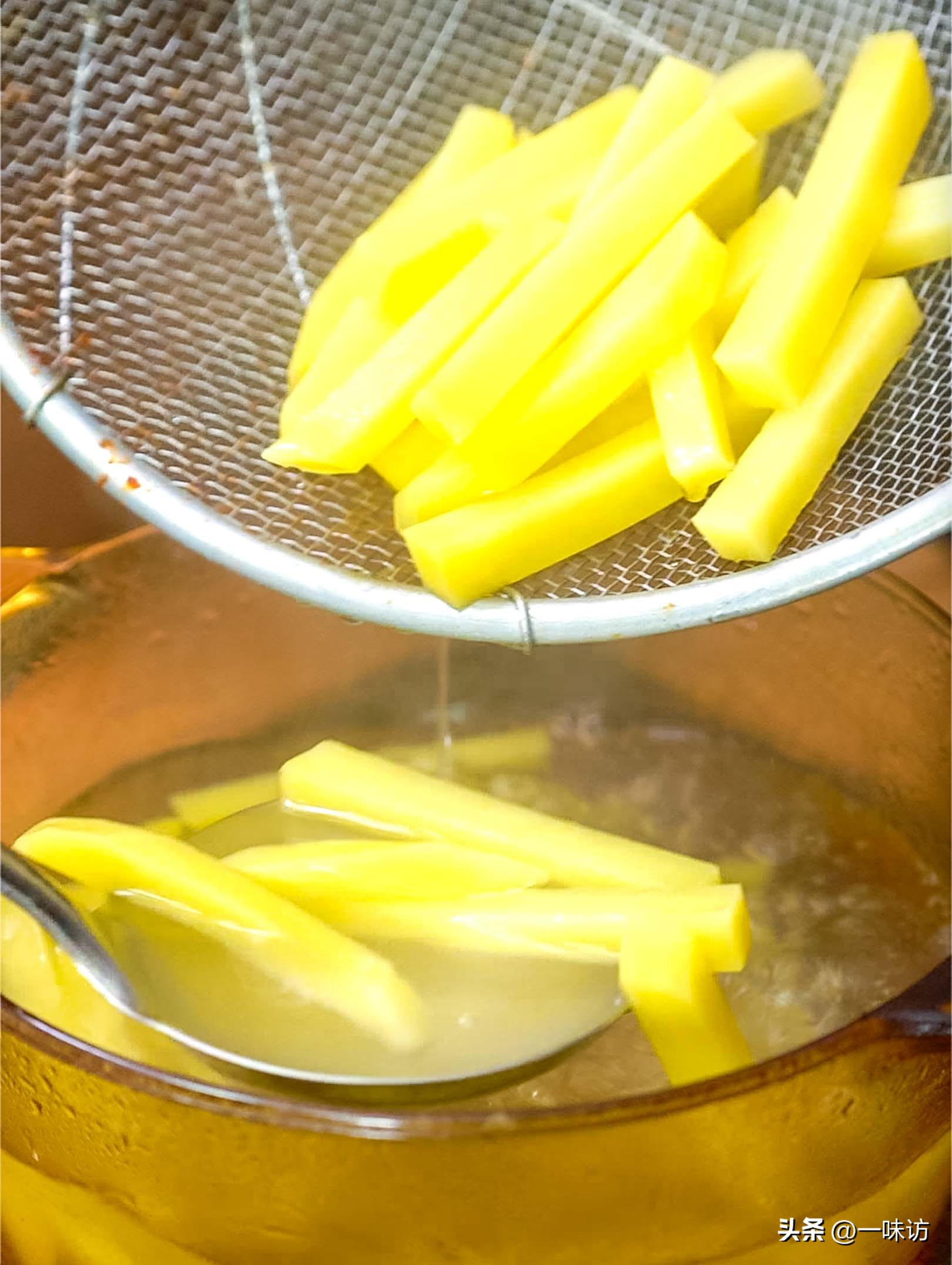 土豆怎么做成薯条在空气炸锅中,土豆薯条怎么炸好吃酥脆又不用冻