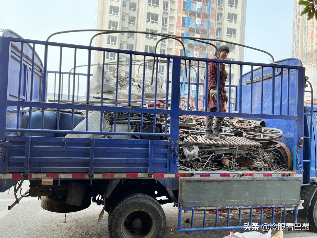 火了!小学肄业大叔靠收废品赚取重庆几套房几辆车,真是很励志