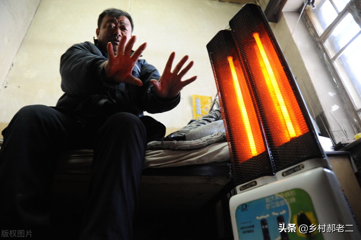 山西老人烧炕取暖被封炕,农村炕洞被堵