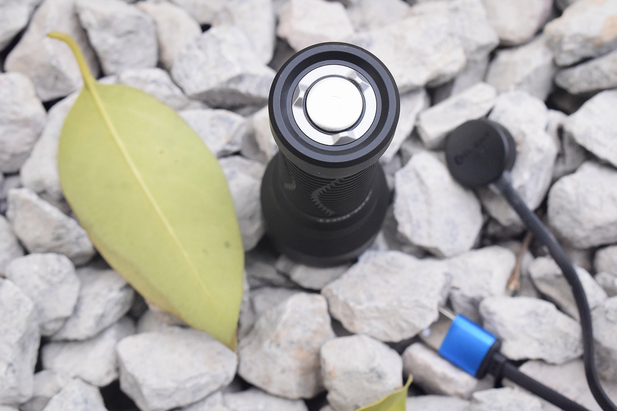 短小精悍的性能均衡之作！傲雷神剑Javelotmini远射战术手电体验