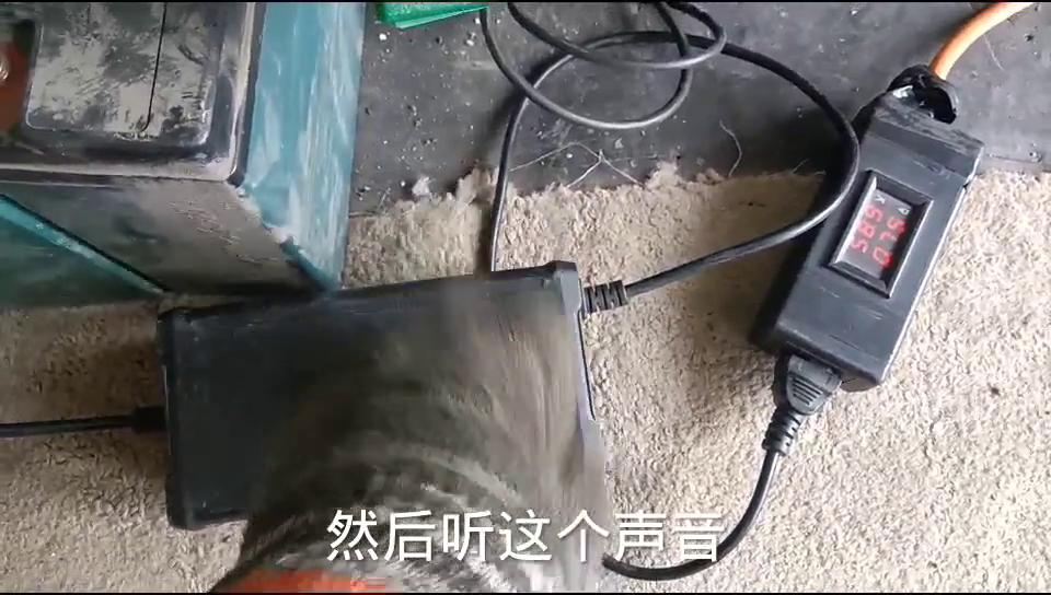 电动车充电器风扇没有12伏怎么修,电车充电器风扇响声大怎么回事