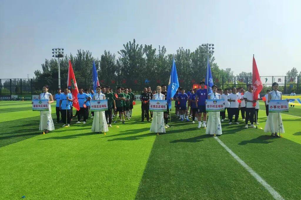 我们的足球“村超”超炫酷！嘿！兄弟，一起踢球吧~