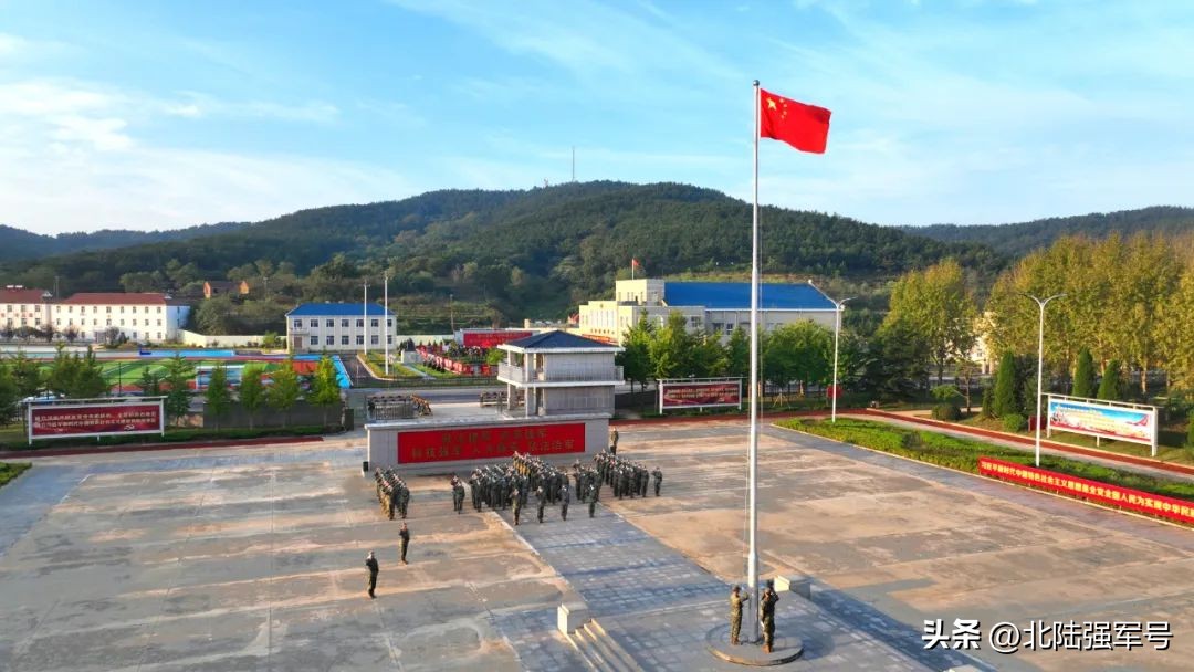 敬礼鲜艳的五星红旗,鲜艳五星红旗下敬礼视频