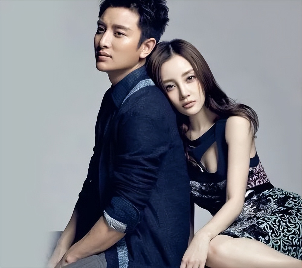 当街小便、踢路人、脚踩高铁桌子，这些明星的素质，一个比一个低