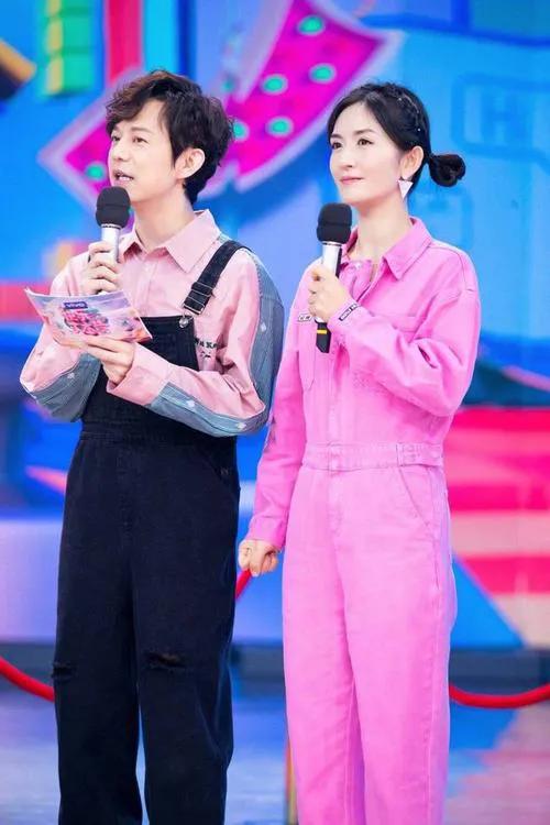 17年努力护着4个兄弟姐妹，最后却都离他而去，何炅老了，也累了