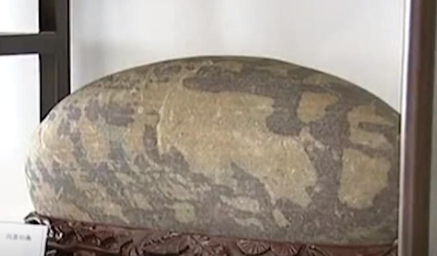 男子获得了点石成金的金银戒指,男子点石成金