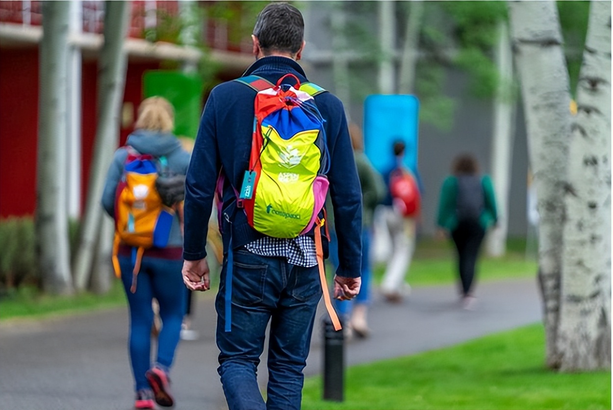 库克穿杰尼亚逛北京三里屯,库克穿杰尼亚鞋