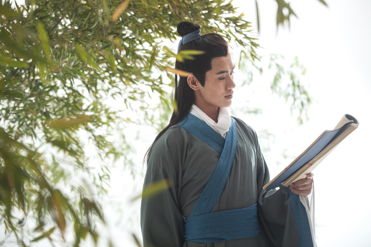 穷秀才阴差阳错,穷秀才遇见官差打美女