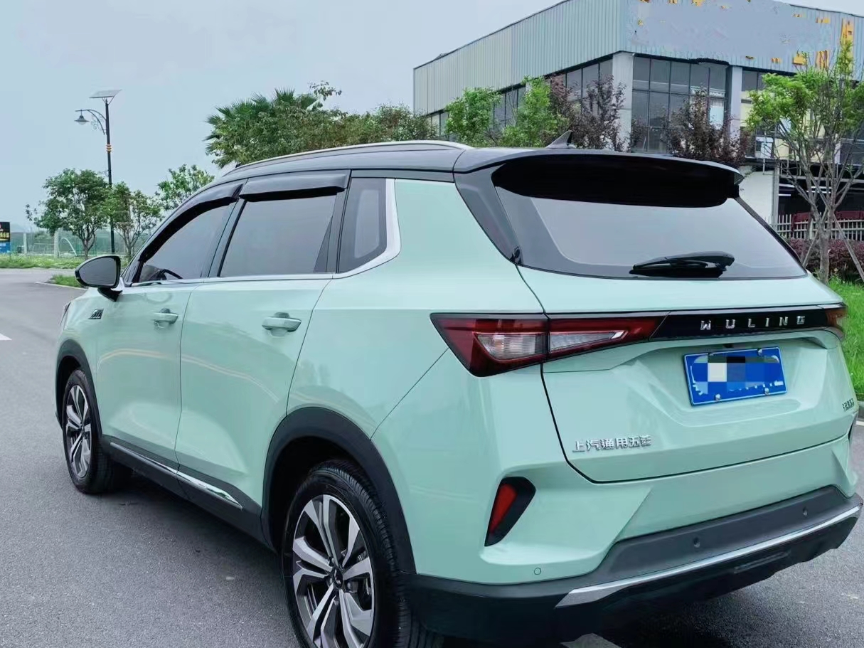 右手端啤，就着海风，喝到微醺