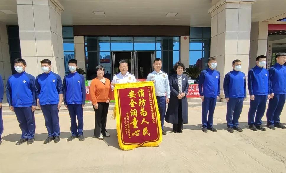 周口天明幼儿园：萌娃牵手“蓝朋友”致敬英雄“火焰蓝”