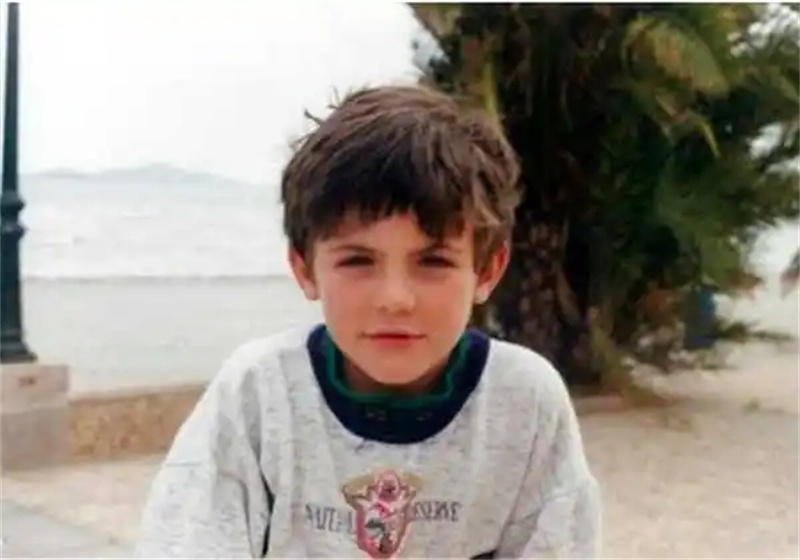 世界球王曾靠受人施舍度日：星光熠熠的C罗，背后全是世态炎凉