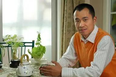 央视新闻主播邱启明现状,邱启明坐牢原因