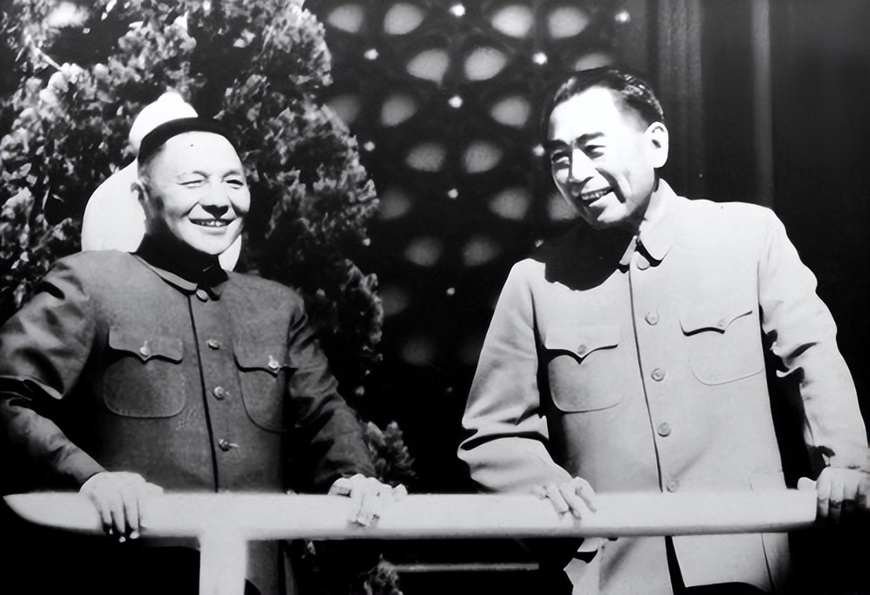 记者故意刁难周总理：为何要用美产钢笔？他的回答让记者羞愧