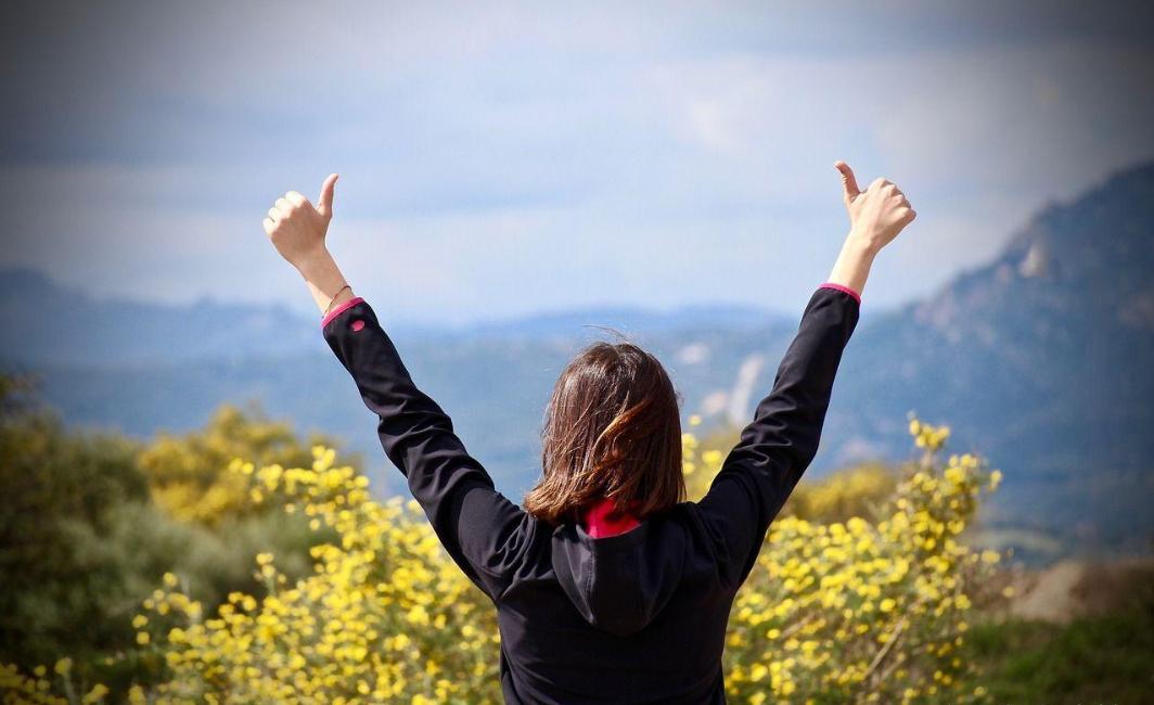 年轻时是该享受还是玩命挣钱，怎么判断你是否开始行大运了？