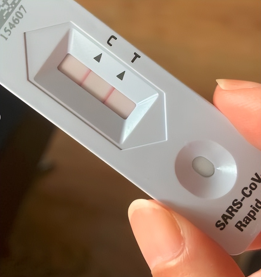 台湾疫情严峻!曾宝仪确诊直不起身,谢依霖全家确诊儿女高烧40度