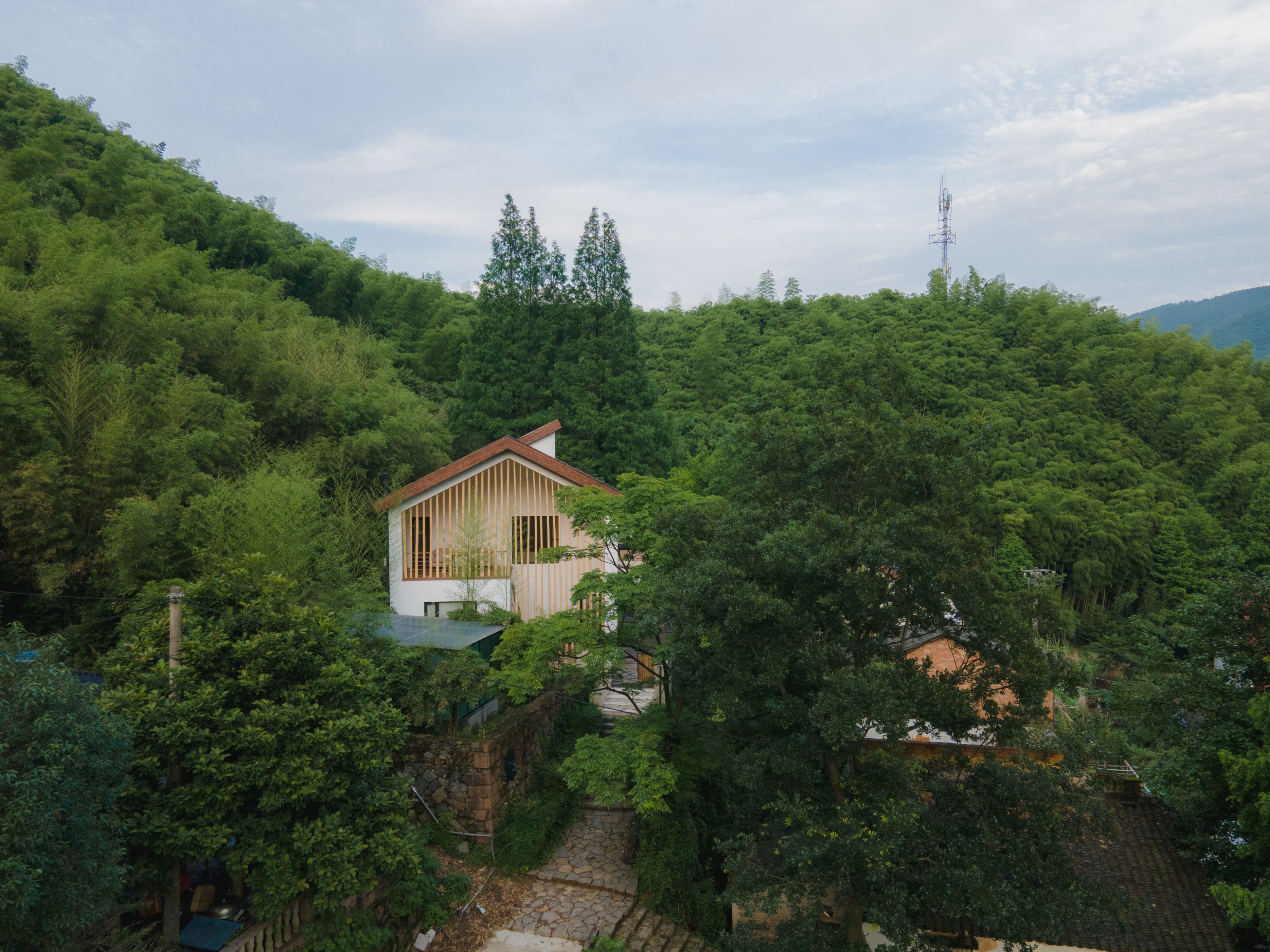 在山林间泡温泉,山林温泉