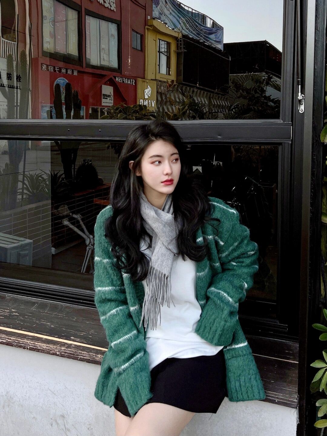 米白色薄款针织开衫内搭怎么搭配,红色针织开衫内搭什么比较好看