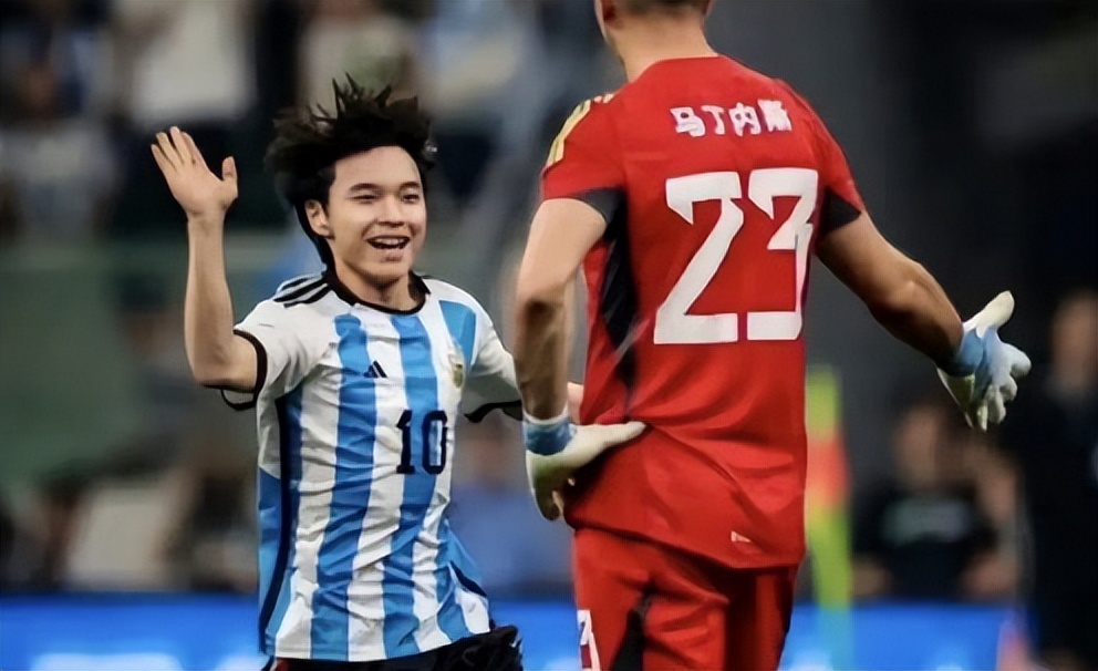 闯进场拥抱梅西球迷发声,球迷冲进球场拥抱梅西跑了多少米