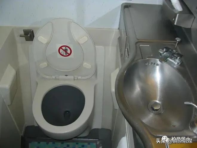 飞机上空姐不会告诉你的五个秘密,飞机上的空姐必备安全小知识