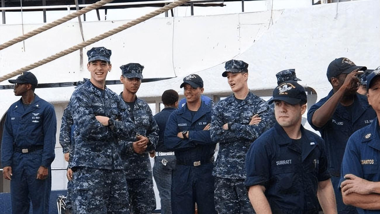 华人女兵在美军舰上干什么,美军华裔女兵向中国海警喊话