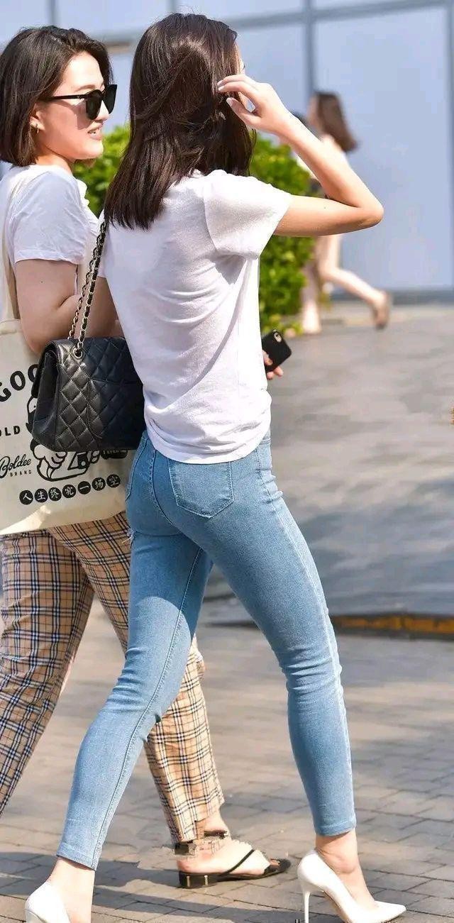 基础款穿搭轻松舒适文艺感十足,复古风阔腿牛仔裤穿搭