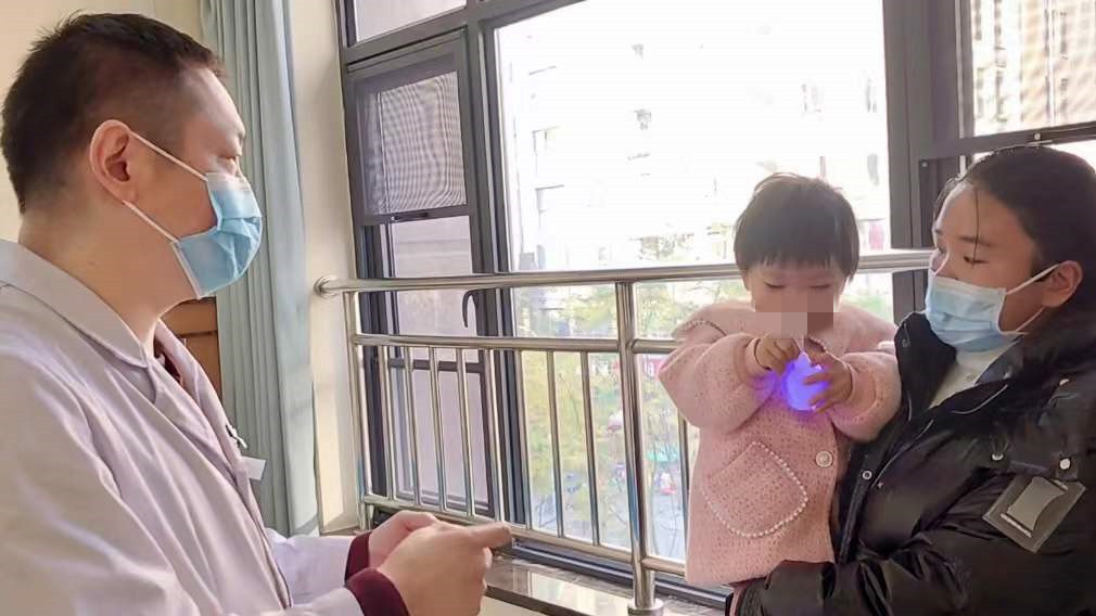 1岁孩子眼皮里有个痘痘,小孩眼皮长了一个小疙瘩已经化脓