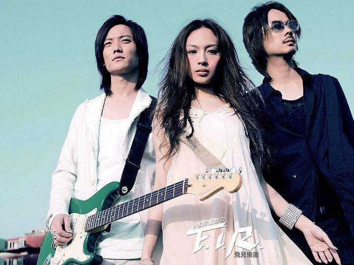 昔日爆红组合街头卖唱,曾经红极一时现在却卖唱的歌手