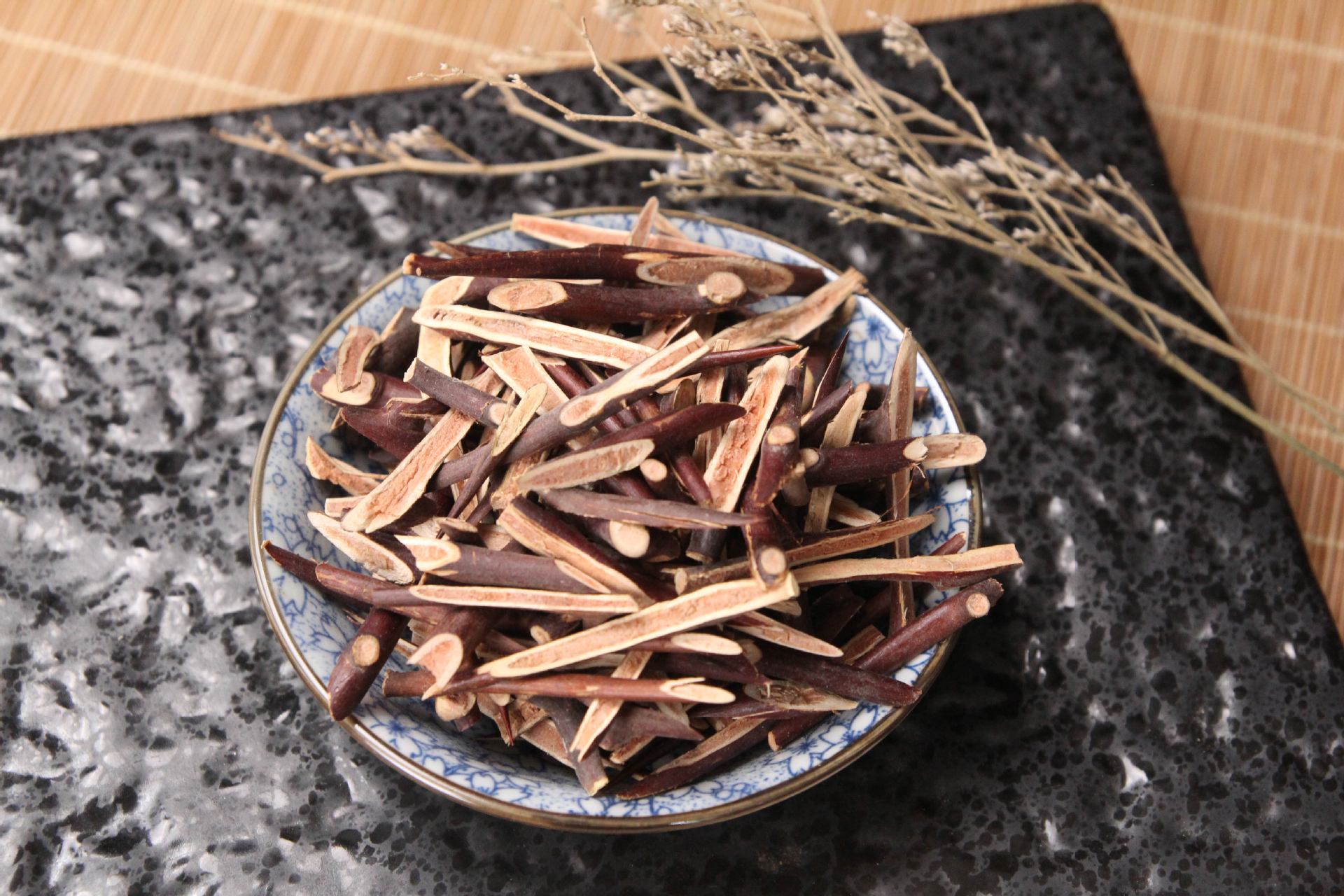 脸上起痘痘跟枕头有关吗,脸上起痘痘和玩手机有关吗