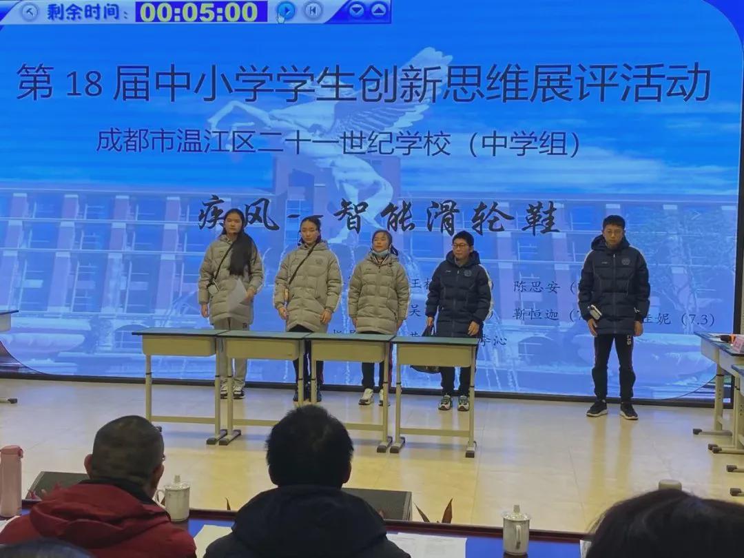 拿奖到手软的学生,拿奖状拿到手软