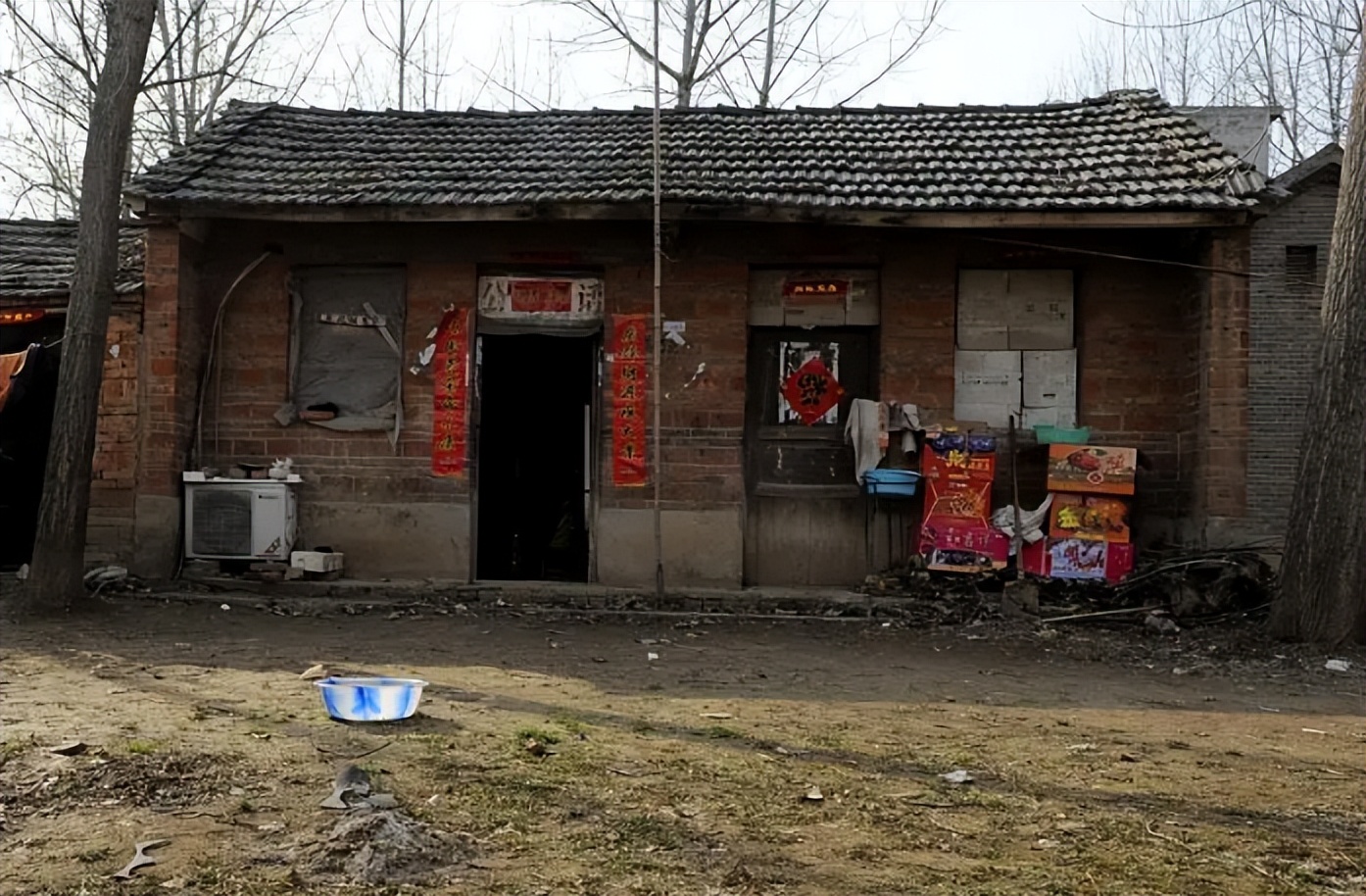 辽宁歪脸女孩，家境贫寒父母双亡，整容变美后拒百万薪只为当老师