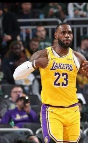 詹姆斯球衣23号和6号颜色一样吗,詹姆斯球衣23号湖人黑色