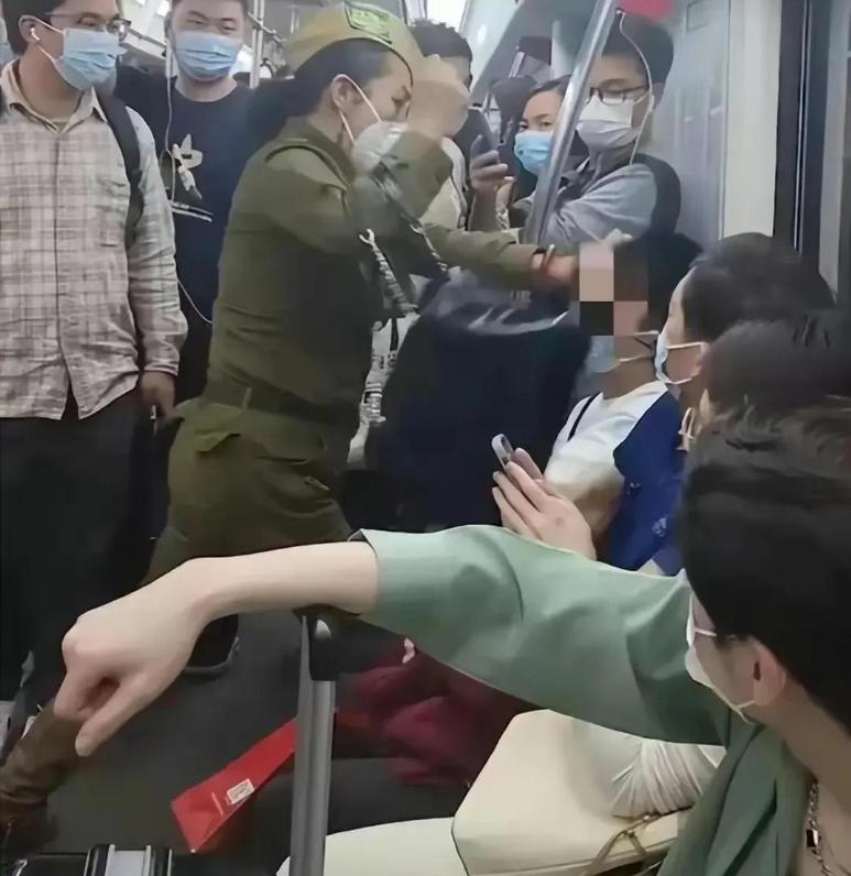 广州地铁打人大妈事件后续,重庆地铁上打人大妈真实身份被曝