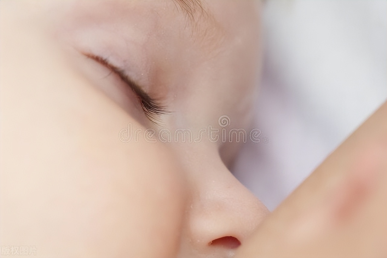 宝宝总睡一边导致眼睛一大一小,宝宝眼睛一大一小和睡姿有关系吗