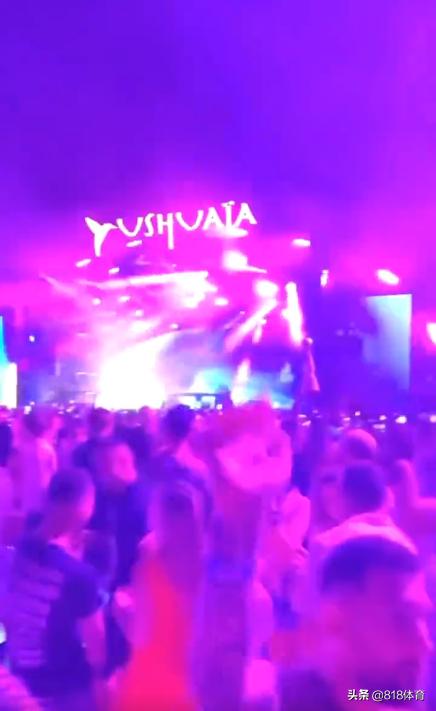 球王!梅西伊比萨岛蹦迪偶遇里贝里,刀疤脸拽着梅老板胳膊主动搭讪