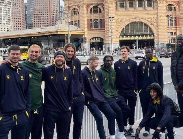 男篮赵睿新闻发布会,周琦赵睿艾伦