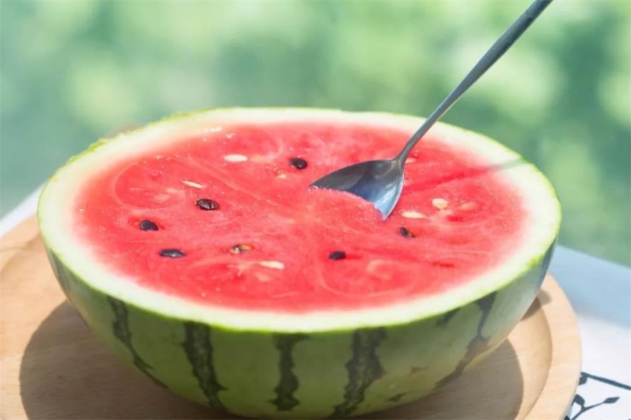 夏季西瓜是“常客”，西瓜能天天吃吗？吃多了会不会上火？