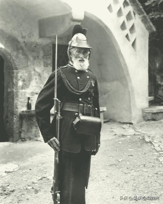 花楼女子媚态撩人，丰乳肥臀，30张真实影像惊艳时光