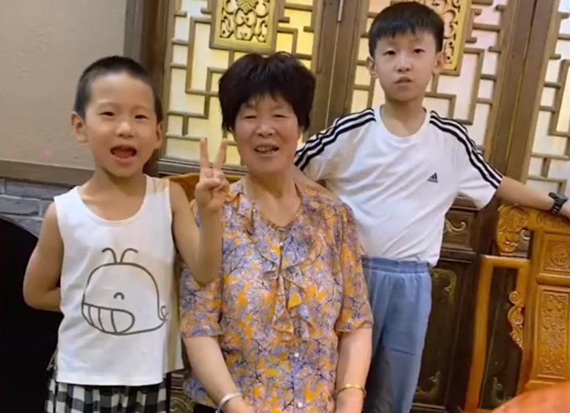 山东儿媳妇给婆婆买金镯子,儿媳花一万多给婆婆买金手镯不戴