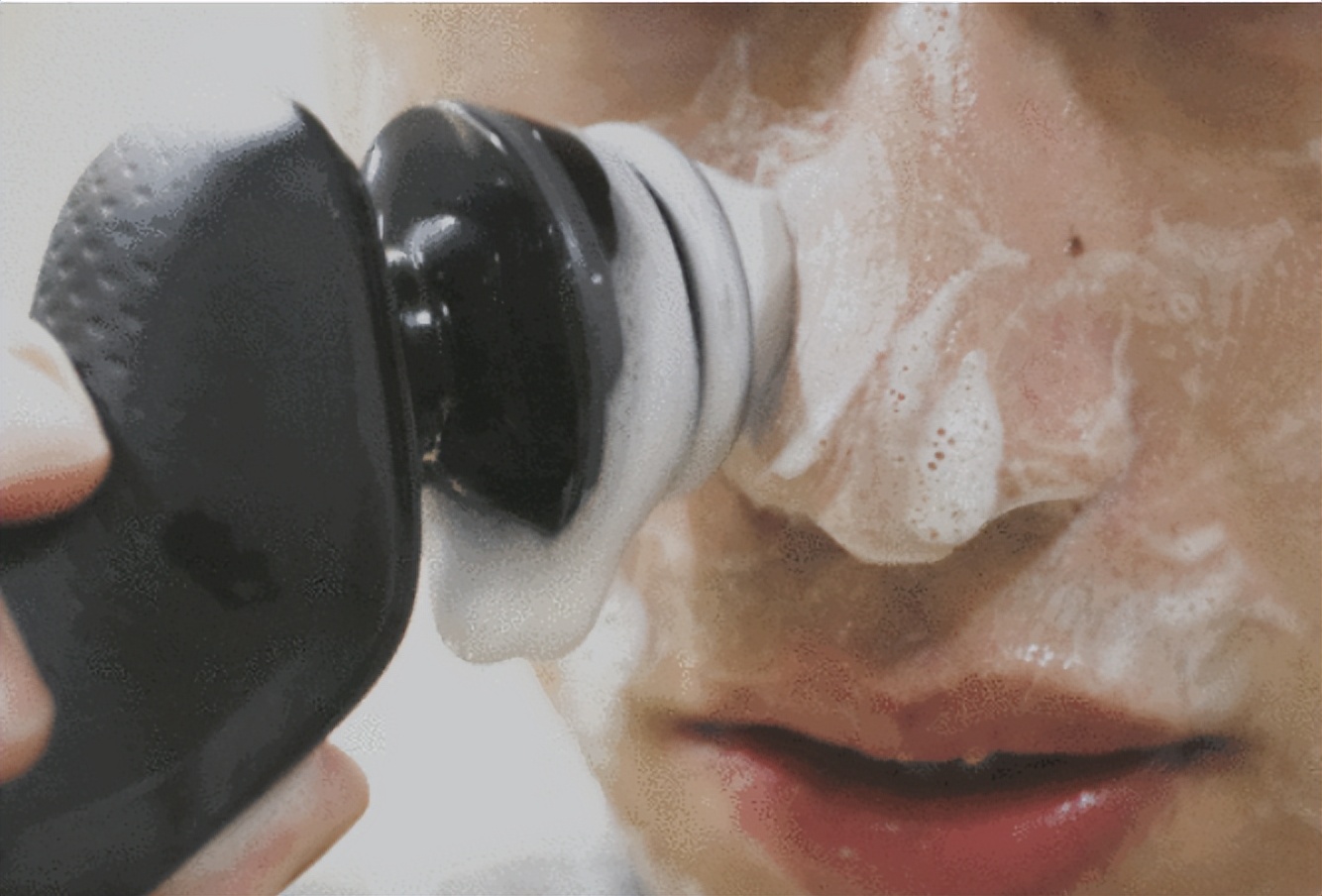 脸上爱出油是什么原因导致的,脸上长痘痘爱出油是什么原因